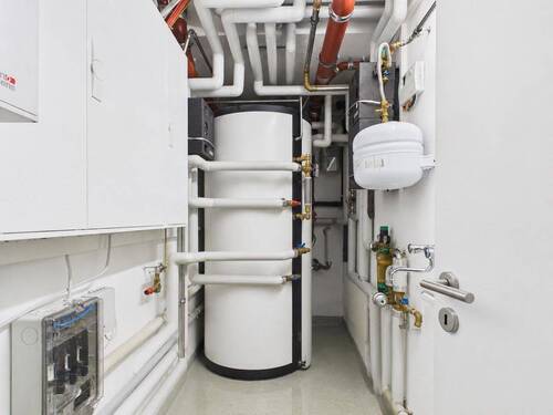 Technikraum mit moderner Anlagentechnik - 