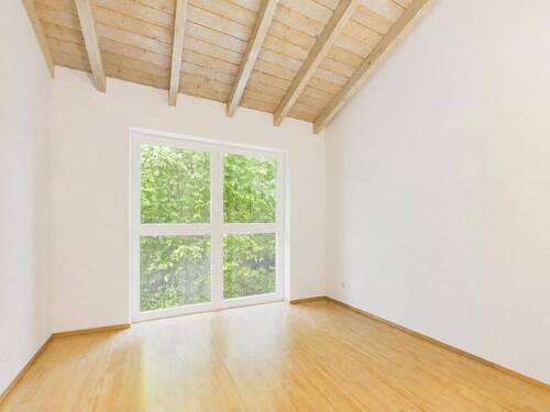 Ruhiges Schlafzimmer mit großer Fensterfront - 
