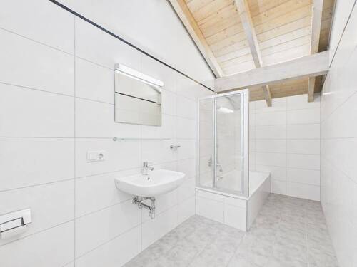 Modernes Tageslichtbad mit Wanne - 