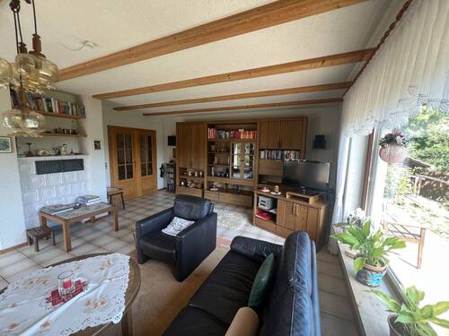 Wohnzimmer mit Kachelofen im EG - 
