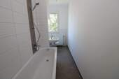 Bad mit Wanne - Endlich ankommen! Bezugsfertige 3RW mit Balkon!