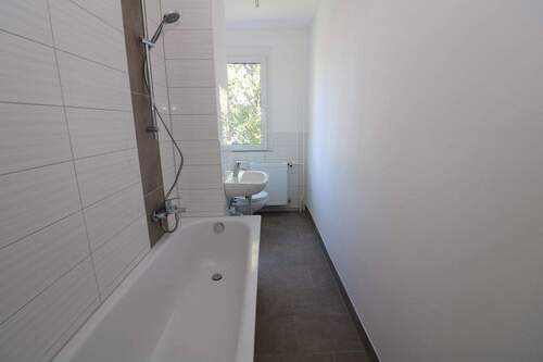 Bad mit Wanne - Endlich ankommen! Bezugsfertige 3RW mit Balkon!