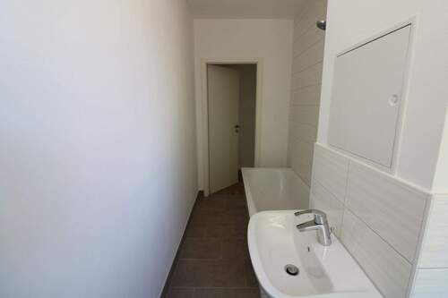 Bad mit Wanne - 3 Zimmer Etagenwohnung zur Miete in Freiberg