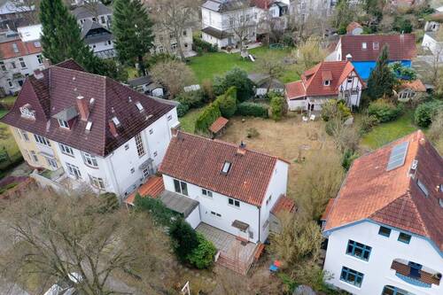 Luftbild des Grundstücks mit beiden Wohnhäusern - 