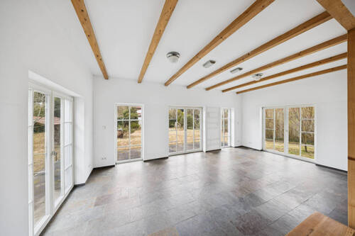 Anbau im Erdgeschoss mit Zugang auf die Terrasse und in den Garten - 