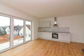 Neue Einbauküche im Wohn-Eßbereich mit Zugang zum Balkon - Neubauwohnung mit Weitblick - 1.100,00 EUR Kaltmiete, ca.  61,20 m² Wohnfläche
