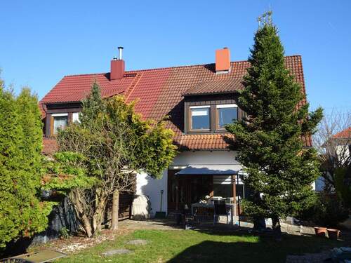 Ansicht.JPG - Doppelhaushälfte mit Garage in ruhiger Lage von Heroldsbach-Thurn