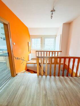 Treppenhaus / Flur - Gemütliche 3-Zimmer-Wohnung für Singles, Paare oder kleine Familien