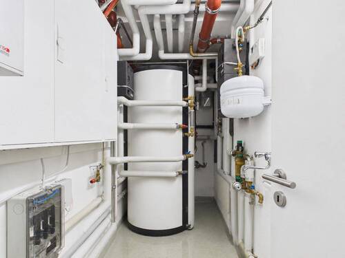 Technikraum mit moderner Anlagentechnik - 