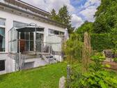 Südterrasse und Gartenanteil - Modernes Reihenmittelhaus mit überhohen Decken und Südgarten
