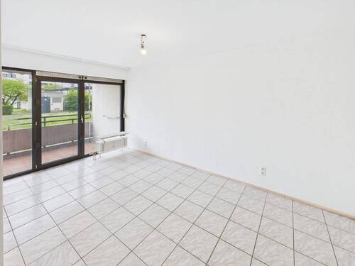 Zimmer I mit Zugang zum Balkon - 3 Zimmer Etagenwohnung in Wiesbaden