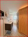 Badezimmer mit Sauna und Dusche im Erdgeschoss - 