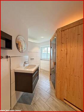 Badezimmer mit Sauna und Dusche im Erdgeschoss - 
