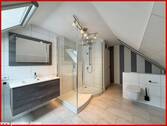 Badezimmer mit Dusche und Badewanne im Dachgeschoss - 