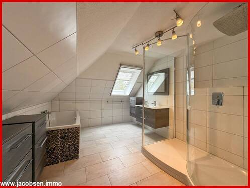 Badezimmer mit Dusche und Badewanne im Dachgeschoss - 