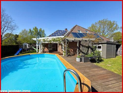 Blick vom Pool zum Haus - 