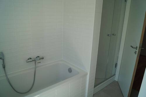 Bad mit Wanne und Dusche - Etagenwohnung mit 60,60 m&sup2; in Markranstädt zur Miete