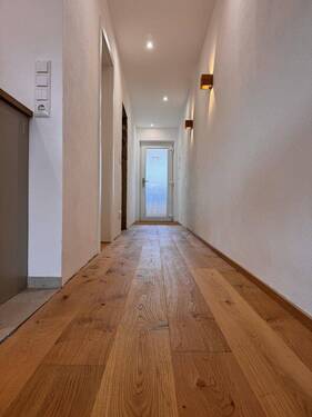 Bild 1 - Neu renovierte,teilmöbelierte Wohnung mit Einbauküche, Balkon und Tiefgaragenstellplatz