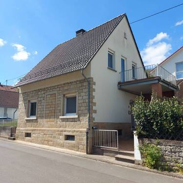 Hausansicht - PREISREDUZIERUNG! Gemütliches Einfamilienhaus mit Anbau in Staudernheim zu verkaufen!
