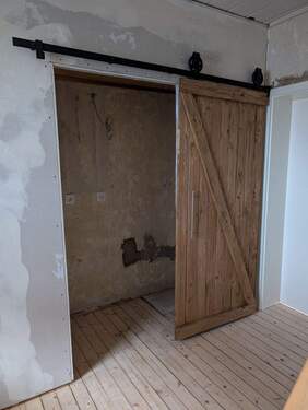 Vorratsraum mit Anschlüssen für Waschmaschine und Trockner.jpg - 