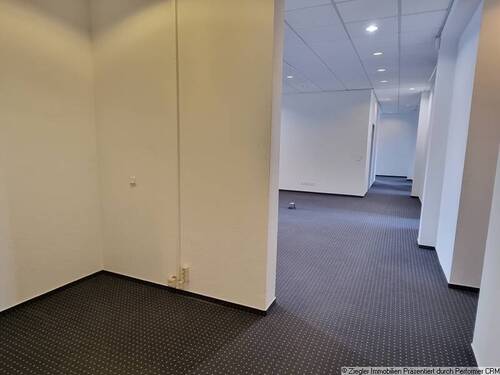 16 Wartebereich B, Blick in Empfang und Flur - 
