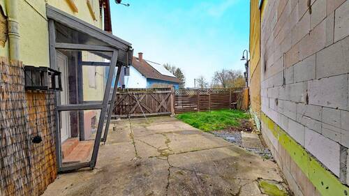 Hofeinfahrt und kleiner Gartenanteil - 