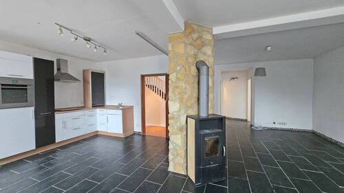 Küche, Wohn- und Esszimmer mit Holzofen - 5 Zimmer Etagenwohnung in Dintesheim