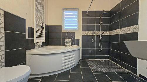 modernes Badezimmer - Etagenwohnung mit 122,00 m² in Dintesheim zum Kaufen