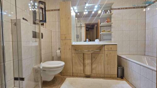 Badezimmer mit Dusche + Wanne - 