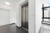 Aufzug im Treppenhaus - Etagenwohnung mit 82,00 m&sup2; in Köln zum Kaufen
