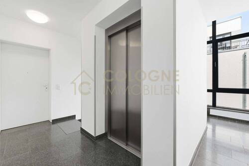 Aufzug im Treppenhaus - Etagenwohnung mit 82,00 m&sup2; in Köln zum Kaufen