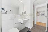 Badezimmer mit Dusche und Fenster - 
