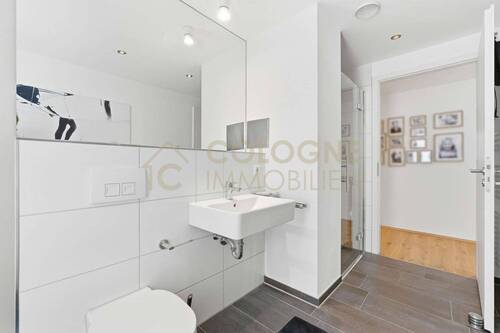 Badezimmer mit Dusche und Fenster - 