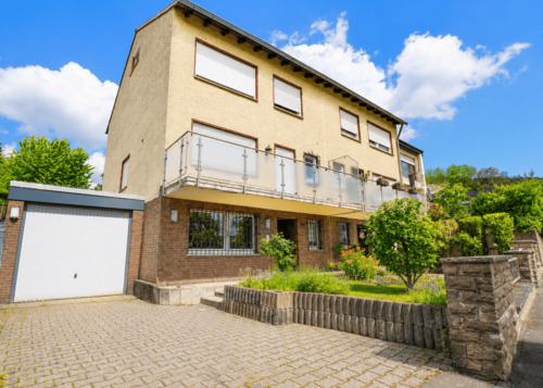 Frontansicht - Ca. 143 m² große Doppelhaushälfte mit Terrasse, Südbalkon und Ausbaureserve am Tücking