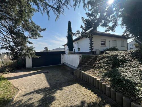Hausansicht mit Doppelgarage - Bungalow mit 235,00 m² in Bad Kreuznach-Winzenheim zum Kaufen