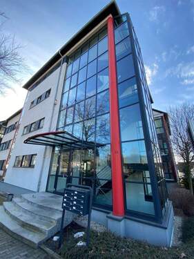 Hausansicht - Großzügige 8-Zi. Büroeinheit mit 2xTG-Stellplätzen in guter Lage!
