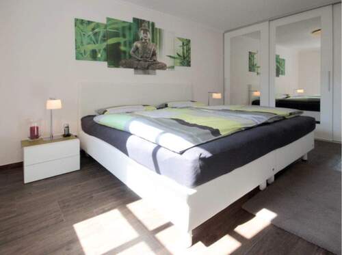 Schlafzimmer mit großem Kleiderschrank - 2 Zimmer Etagenwohnung in München