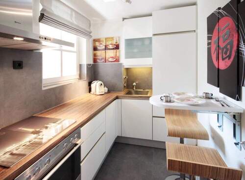 Moderne, vollständig ausgestattete Einbauküche mit kleiner Sitznische - Etagenwohnung mit 61,40 m&sup2; in München zur Miete