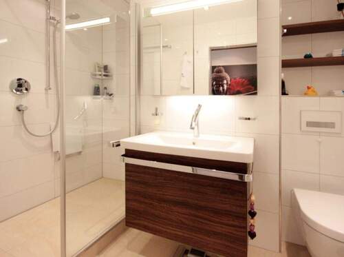 Badezimmer mit Dusche, WC und Waschbecken - 