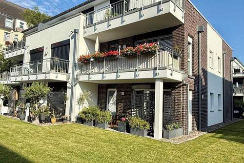 Die sonnige und wettergeschützte Terrasse lockt nach draußen - 2 Zimmer Etagenwohnung zum Kaufen in Wilhelmshaven