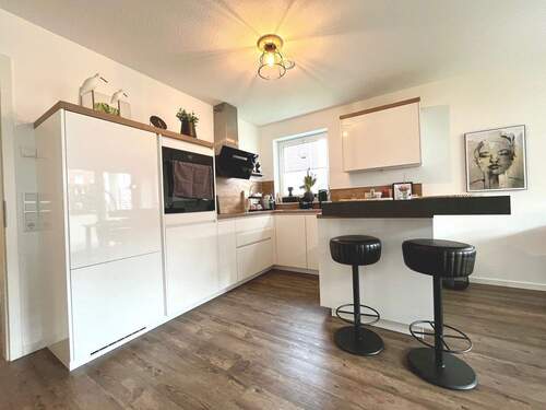 Perfekt organisiert und gut beleuchtet zeigt sich die edle Einbauküche - 