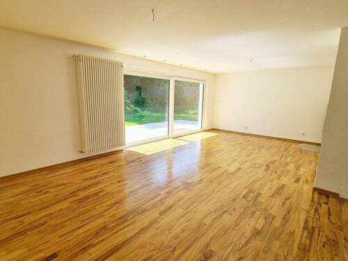 Wohnzimmer mit Zugang zu Terrasse und Garten - 4 Zimmer Terrassenwohnung zur Miete in Blaubeuren