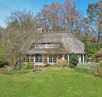 Repräsentatives Familienhaus unter Reet auf großem Grundstück - Bendestorf