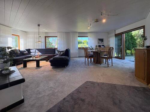 Wohn- und Esszimmer mit Kachelofen - 