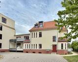 Haus Vorderansicht - Markante 2,5-Zimmer-Wohnung mit Balkon, Einbauküche und Stellplatz in ruhiger Lage