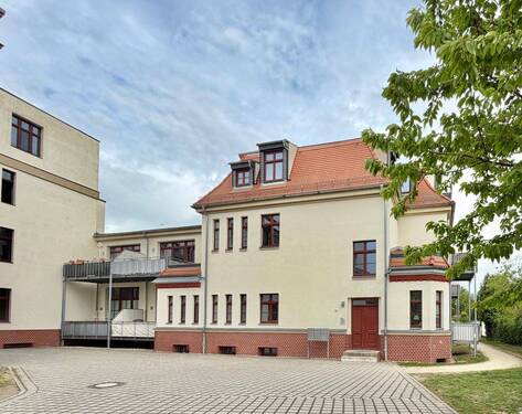 Haus Vorderansicht - Markante 2,5-Zimmer-Wohnung mit Balkon, Einbauküche und Stellplatz in ruhiger Lage