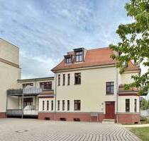 Markante 2,5-Zimmer-Wohnung mit Balkon, Einbauküche und Stellplatz in ruhiger Lage - Dresden Niedersedlitz