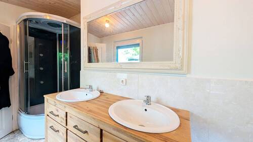 Bad mit Dusche - 