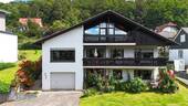 Bild 1 - Einfamilienhaus mit vermieteter Einliegerwohnung in Bad König zu verkaufen!
