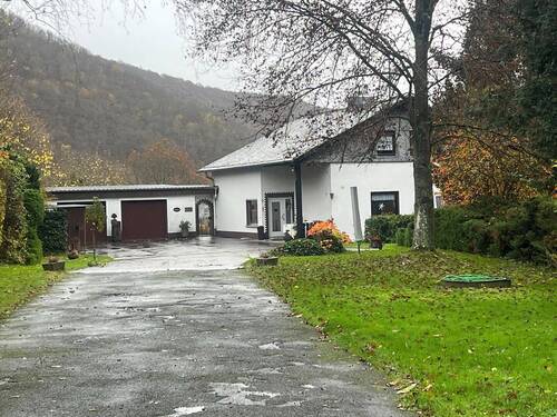 Hausansicht mit Garagen - Top-Gelegenheit! Einfamilienhaus mit ELW und großem Grundstück in BruschiedRudolfshaus